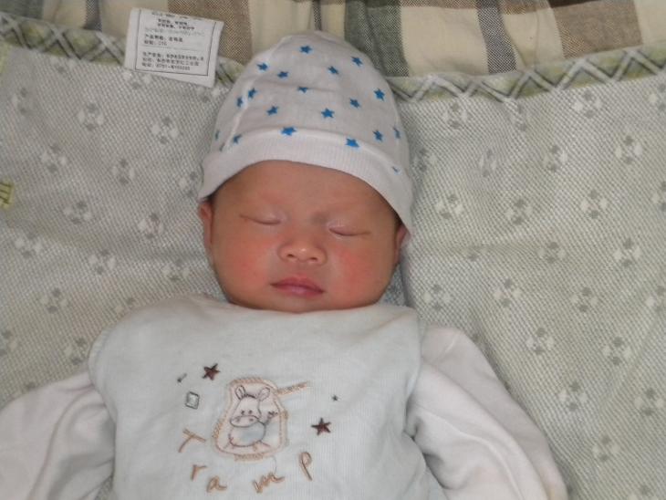 一个月大的小宝宝