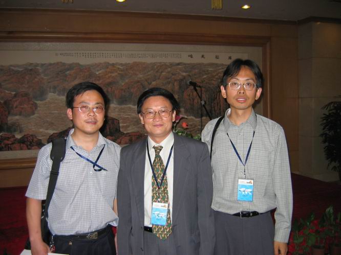 张盼月博士和同时参加会议的杨麒博士与西安建筑科技大学的王晓昌教授合影