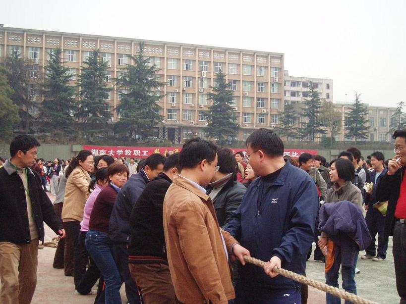 拔河准备中