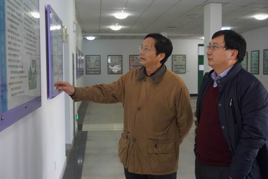 曾光明院长向胡世雄教授介绍我院的发展历史、学科建设。