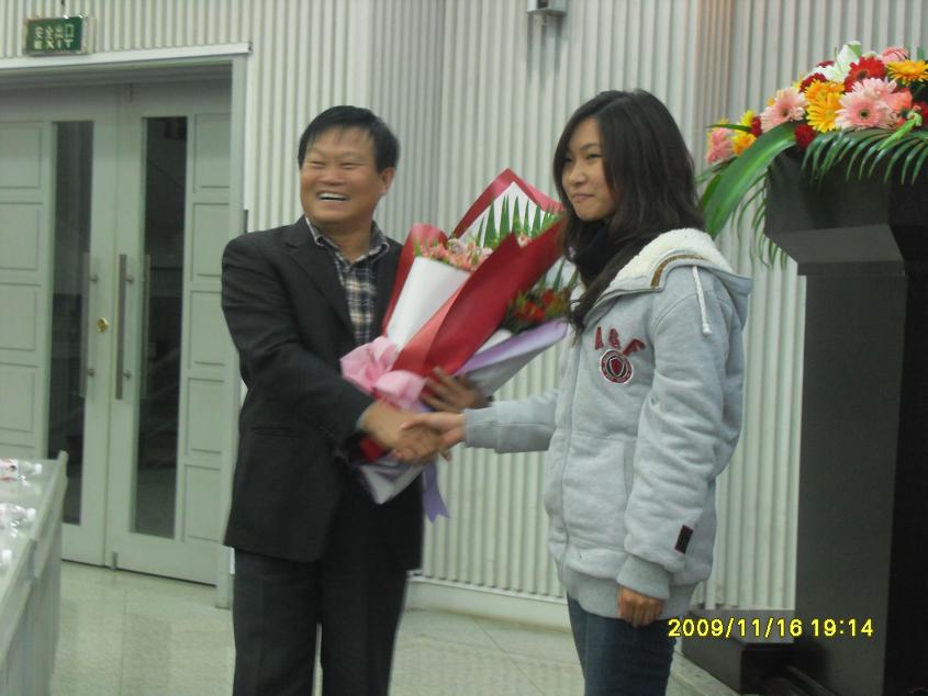 学生代表献上鲜花欢迎王兆印教授