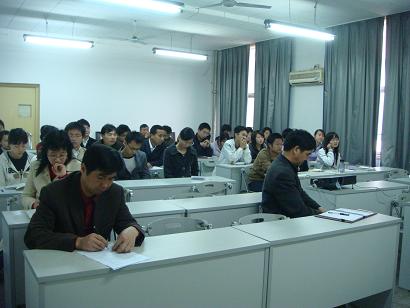 与会师生认真学习报告精神